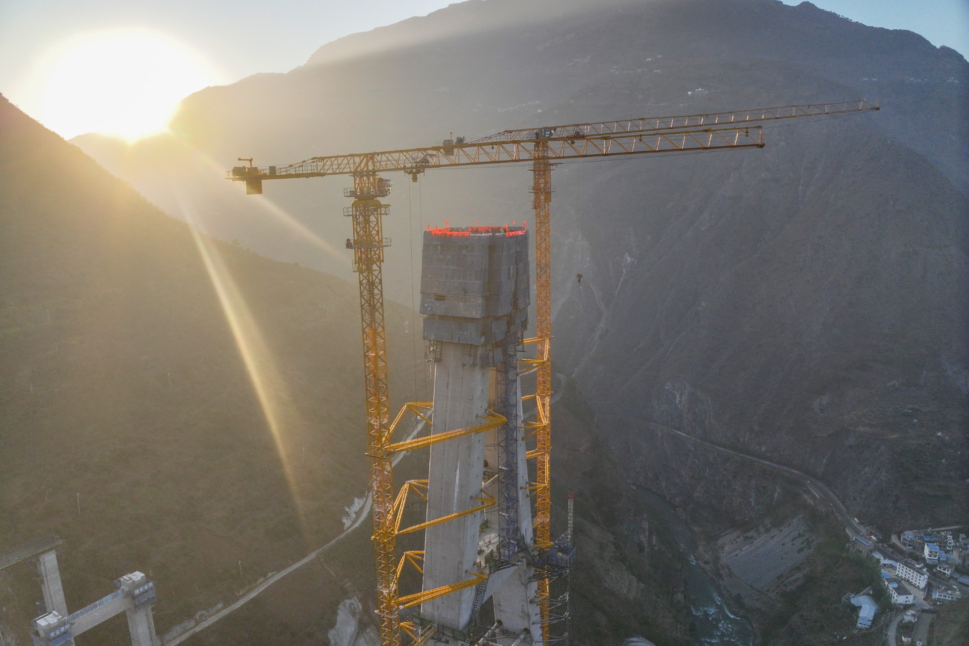 魯巧高速光明牛欄江特大橋3#索塔順利封頂