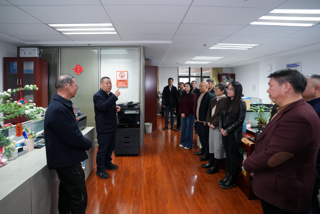 陳祖軍陳宙翔節前看望慰問干部職工并致以新春祝福