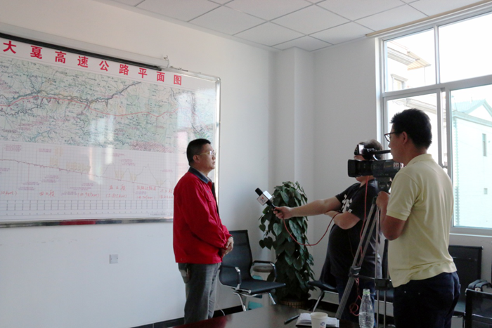 新平縣電視臺(tái)報(bào)道大戛高速工程建設(shè)情況