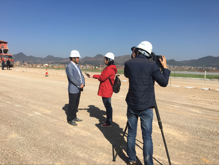 瀘西縣電視臺采訪瀘彌高速項目