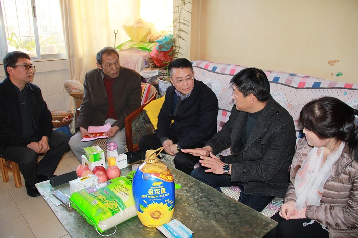 張駿看望慰問集團退休老領導及三公司困難黨員和職工