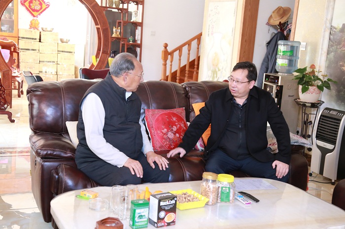 劉國(guó)強(qiáng)走訪慰問(wèn)集團(tuán)老領(lǐng)導(dǎo)和困難職工