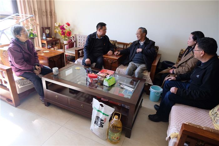 陳文雙走訪慰問(wèn)集團(tuán)老領(lǐng)導(dǎo)及困難黨員職工