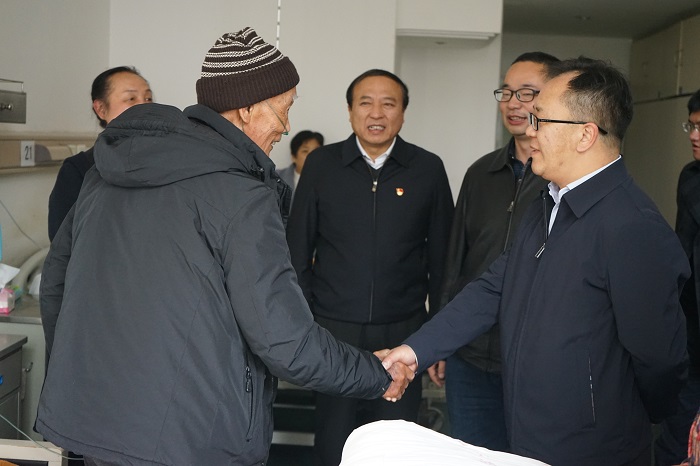 ?翁斌走訪慰問集團老領導老黨員及困難職工