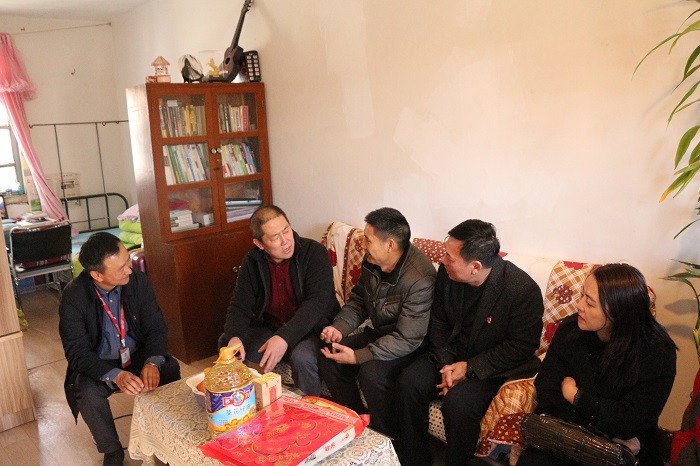 王曉方走訪慰問集團老領導和困難職工