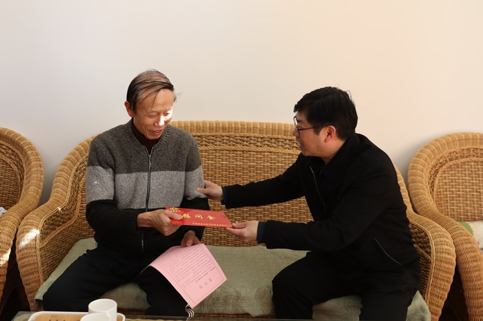 李家龍走訪慰問集團老領導和困難黨員職工