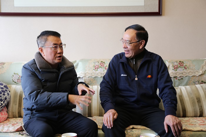 張駿看望慰問集團老領導和困難黨員