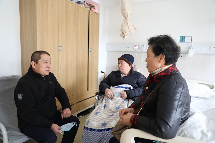 王曉方看望慰問集團老領導和困難職工