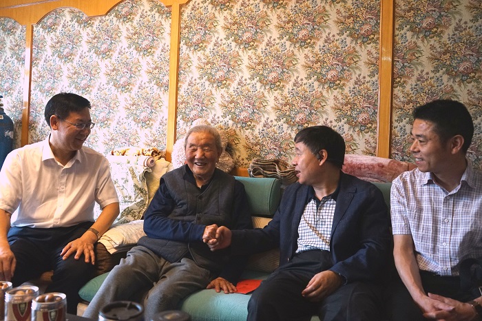 省國資委一級巡視員李明秋走訪慰問集團老黨員和困難黨員