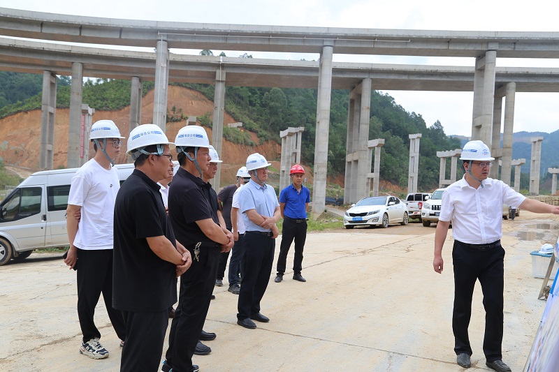 文山州人大常委會副主任李獻(xiàn)文調(diào)研那興高速項目