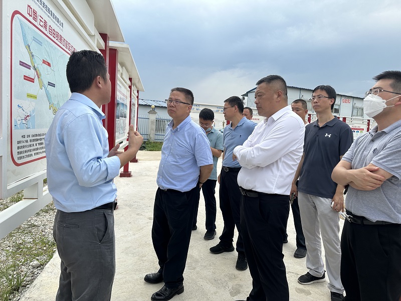 國家發(fā)改委宏觀經(jīng)濟(jì)研究院調(diào)研組調(diào)研壩灑監(jiān)管區(qū)建設(shè)項目