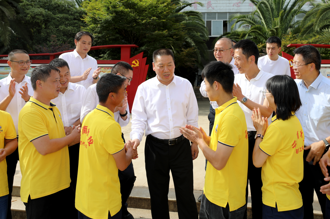 為全面推進(jìn)鄉(xiāng)村振興賦能增色 陳祖軍到師宗縣龍慶鄉(xiāng)看望慰問集團(tuán)駐村工作隊員