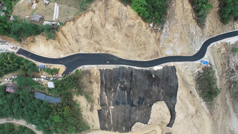 怒江州委書記洪維智調(diào)研福貢縣農(nóng)村公路項(xiàng)目