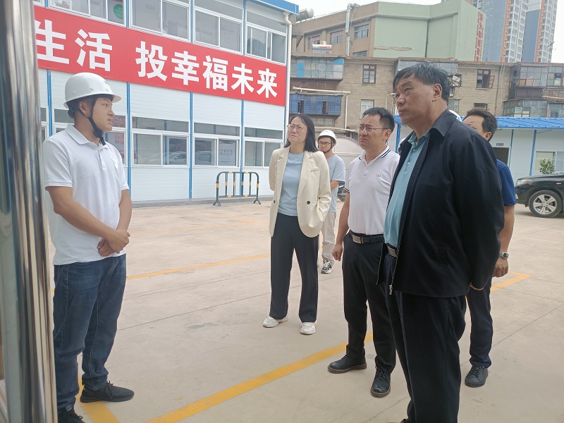 大理州人大常委會(huì)副主任、州總工會(huì)主席王正林到大理市民活動(dòng)中心項(xiàng)目調(diào)研