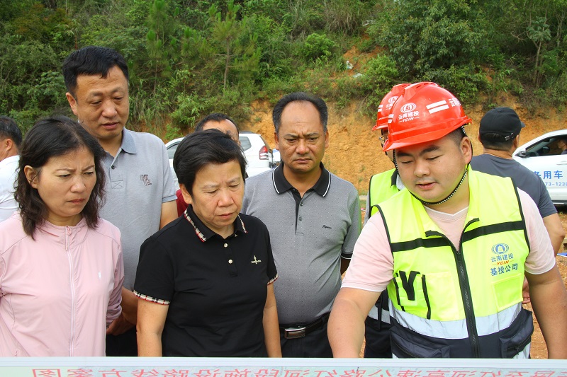 紅河州人大常委會(huì)副主任李紅芬調(diào)研峨石紅高速（紅河段）項(xiàng)目