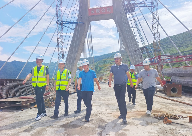 西雙版納州人大常委會副主任劉俊杰到G214線景洪南過境公路及神秘谷大橋項目調(diào)研