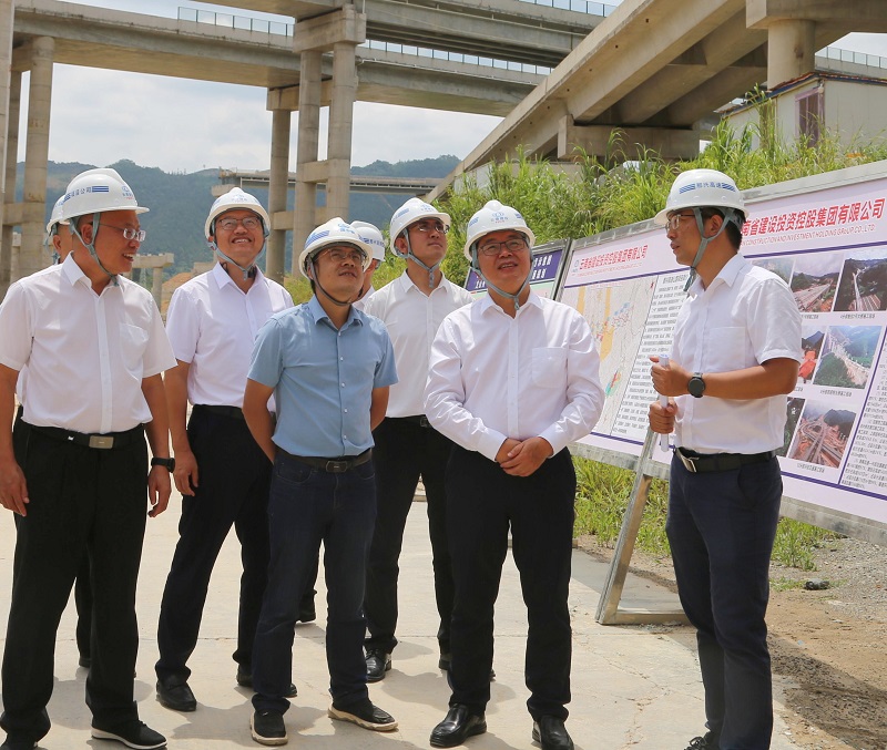 文山州委副書記、州長馬忠俊調研那興高速項目