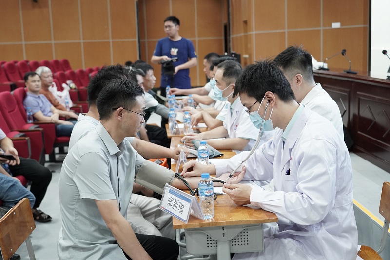 健康義診進項目 境外關懷暖人心