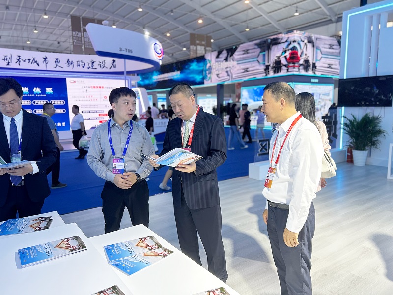 聚焦“三大經濟” 塑造發展優勢 陳祖軍到集團南博會展位參觀指導