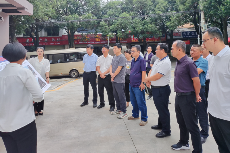 臨滄市政協黨組書記、主席李銀峰調研臨滄市智能化車庫項目