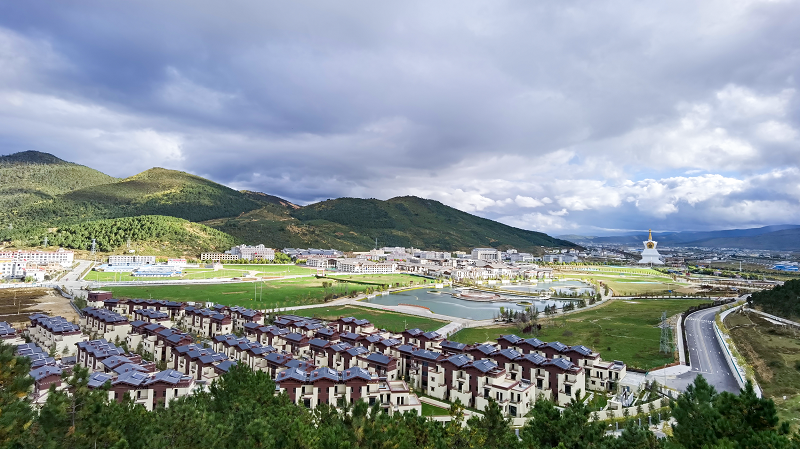 迪慶州副州長林浩調(diào)研香格里拉月光城項目