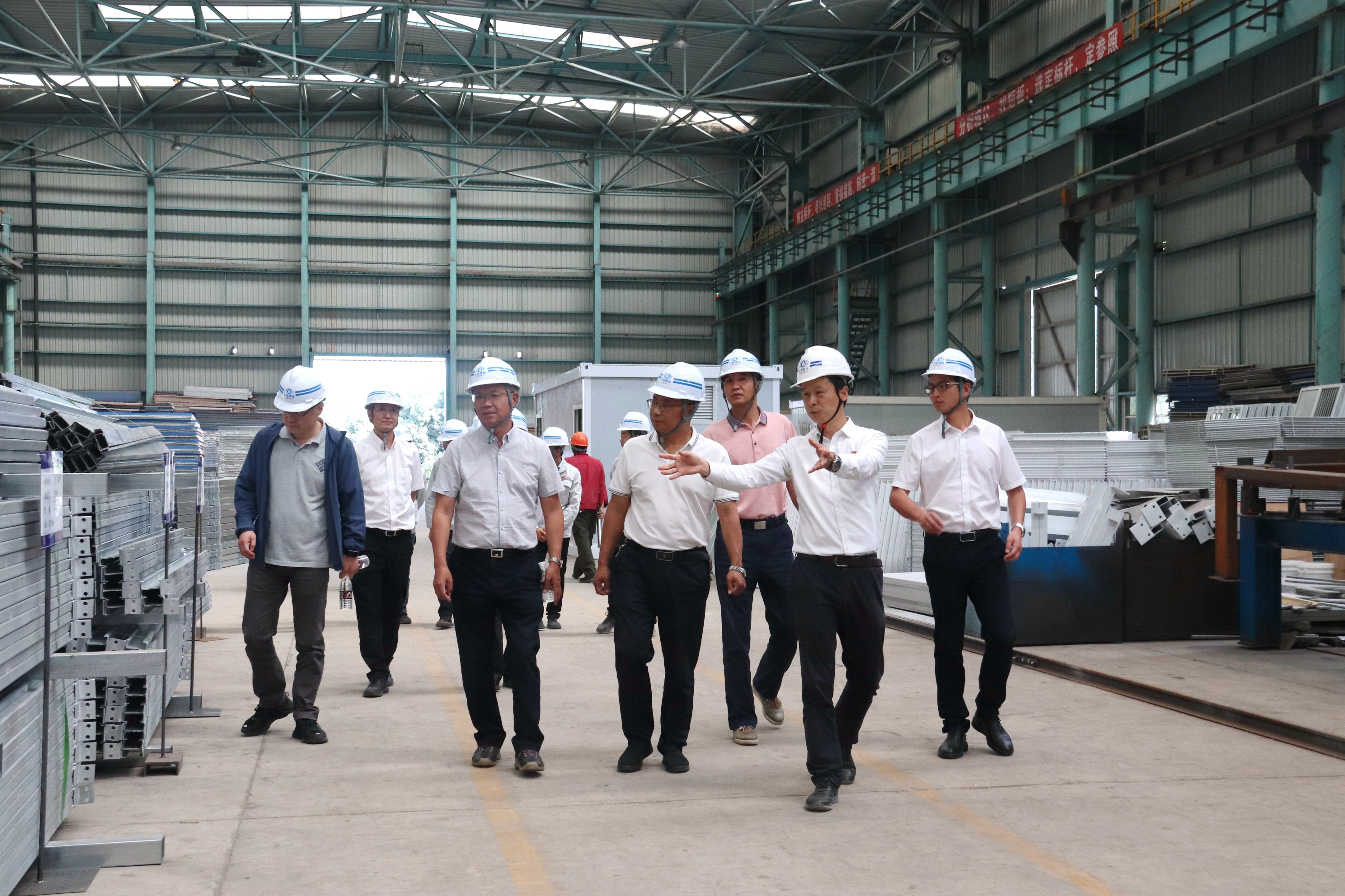 省住建廳黨組成員、副廳長阿蘇務千調研建材科技公司