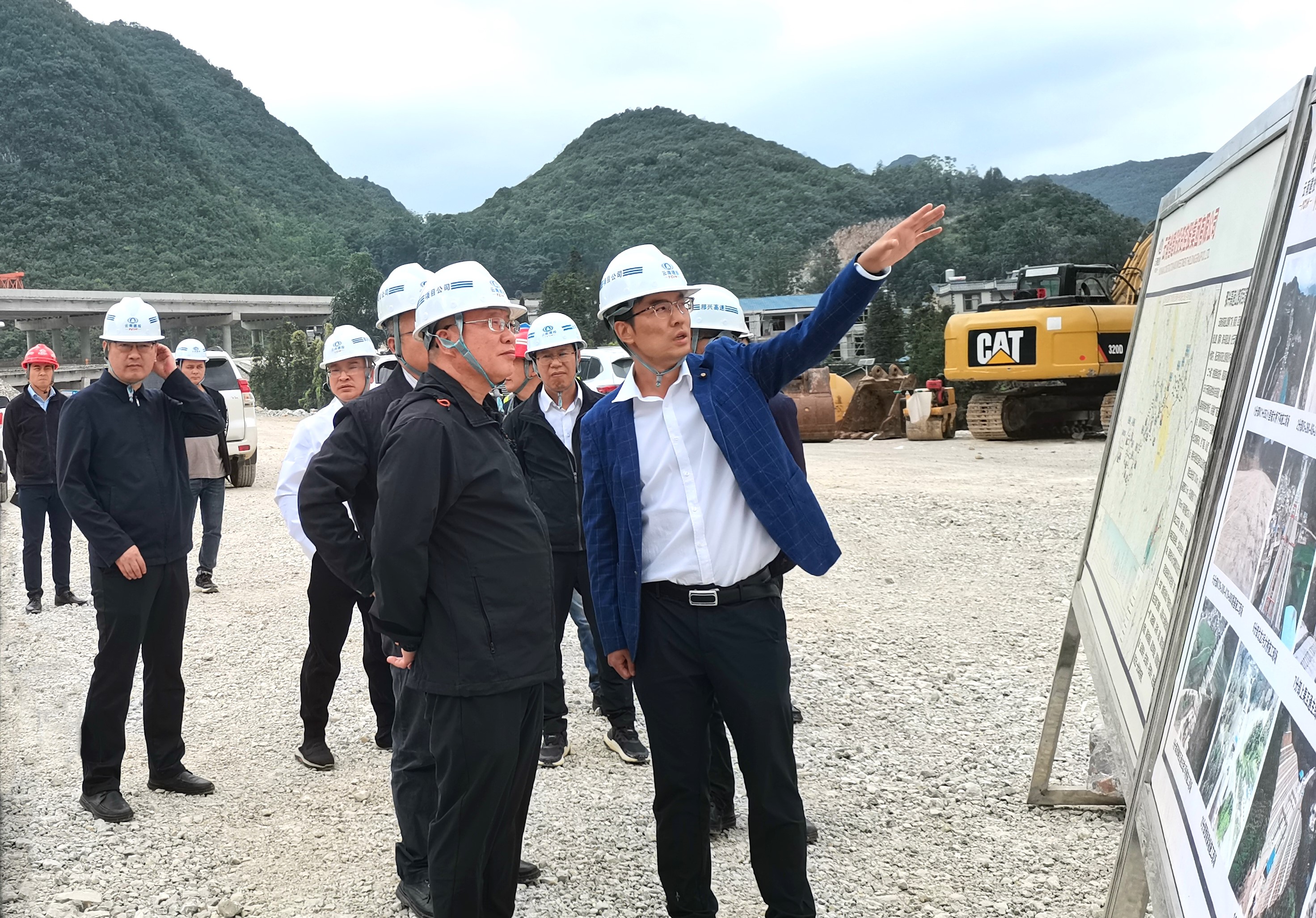 文山州副州長刀錦祥調研那興高速項目并召開那興、西廣、河馬高速公路專題調度會