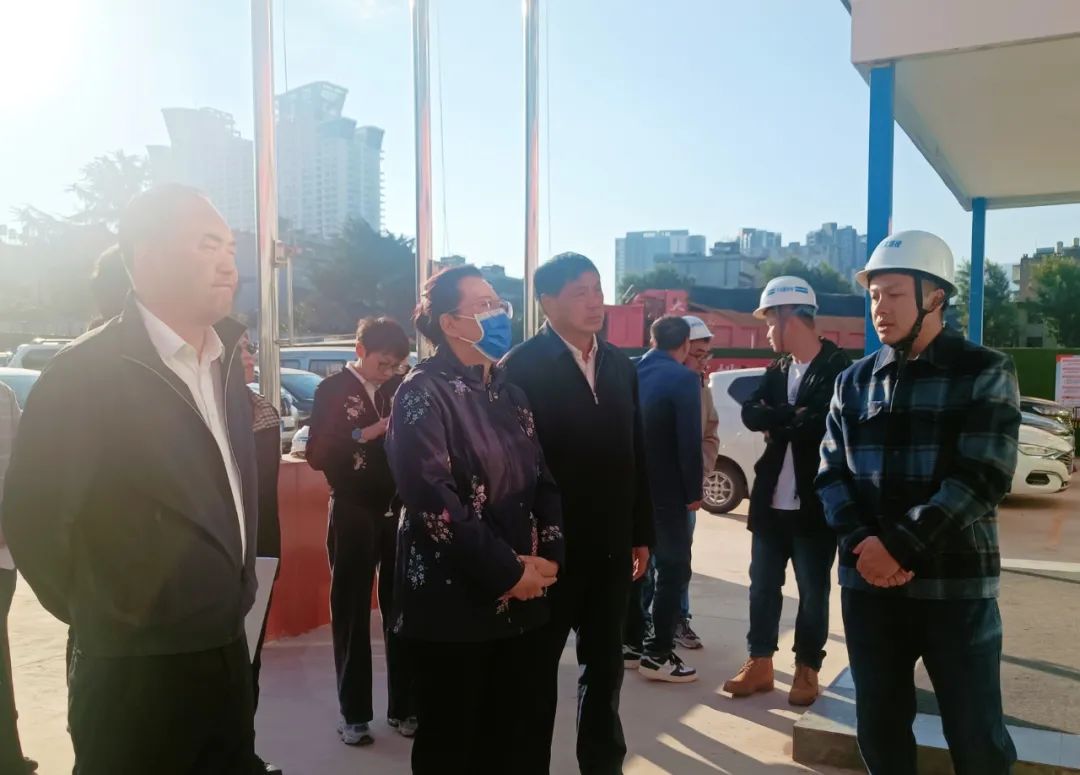 省人大常委會副主任、省總工會主席王樹芬調研大理市民活動中心項目
