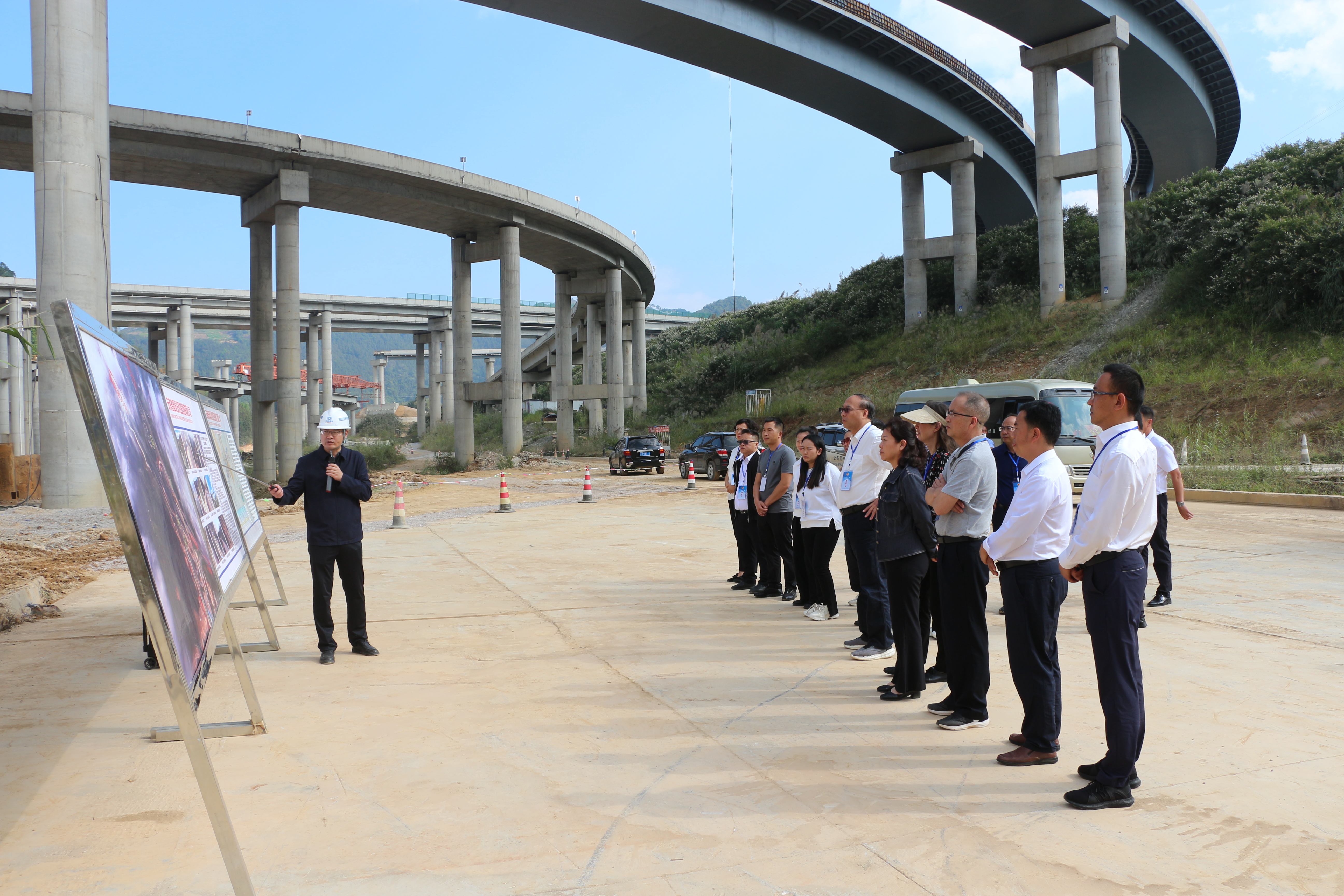 文山州人大代表視察組調研那興高速項目