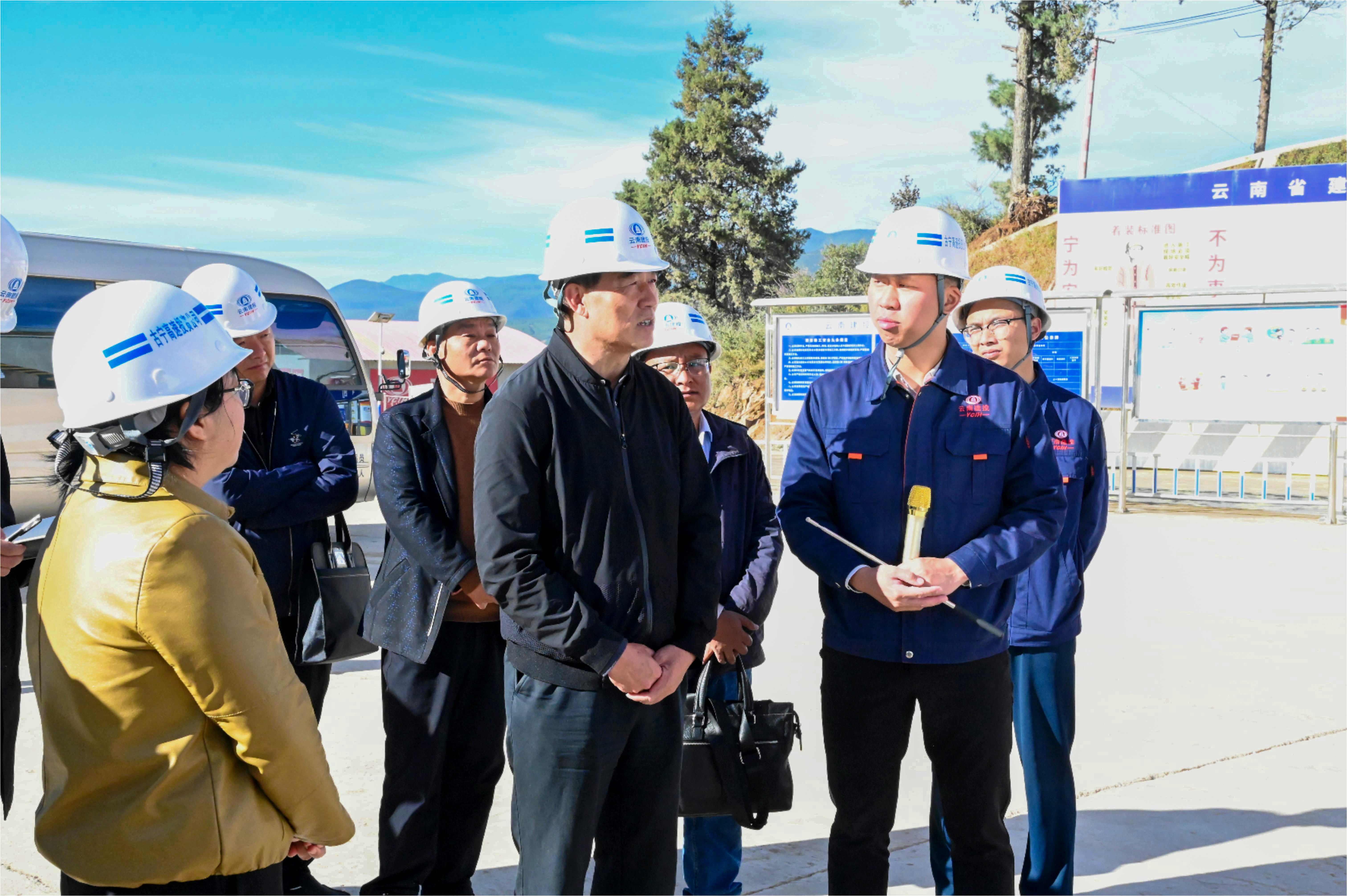麗江市人大常委會黨組書記、主任和春雷到古寧高速調研
