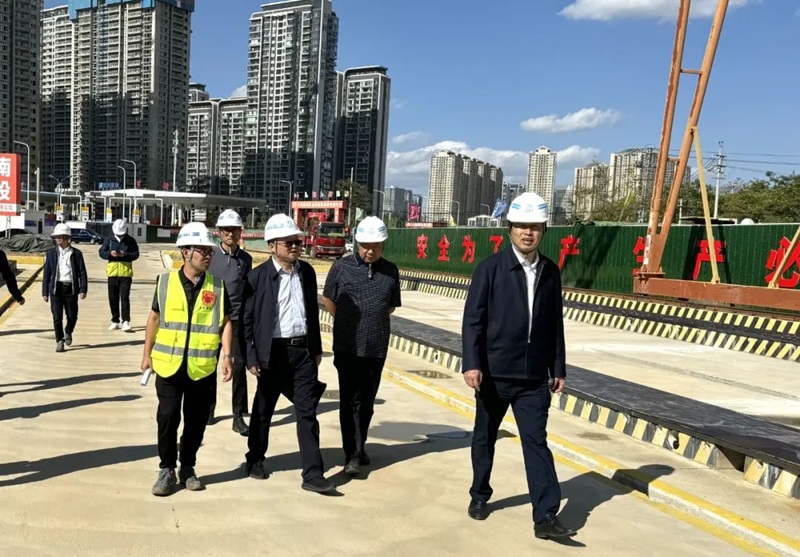 張鵬調(diào)研云南省婦幼保健院新院建設(shè)項(xiàng)目、昆明市三環(huán)閉合項(xiàng)目