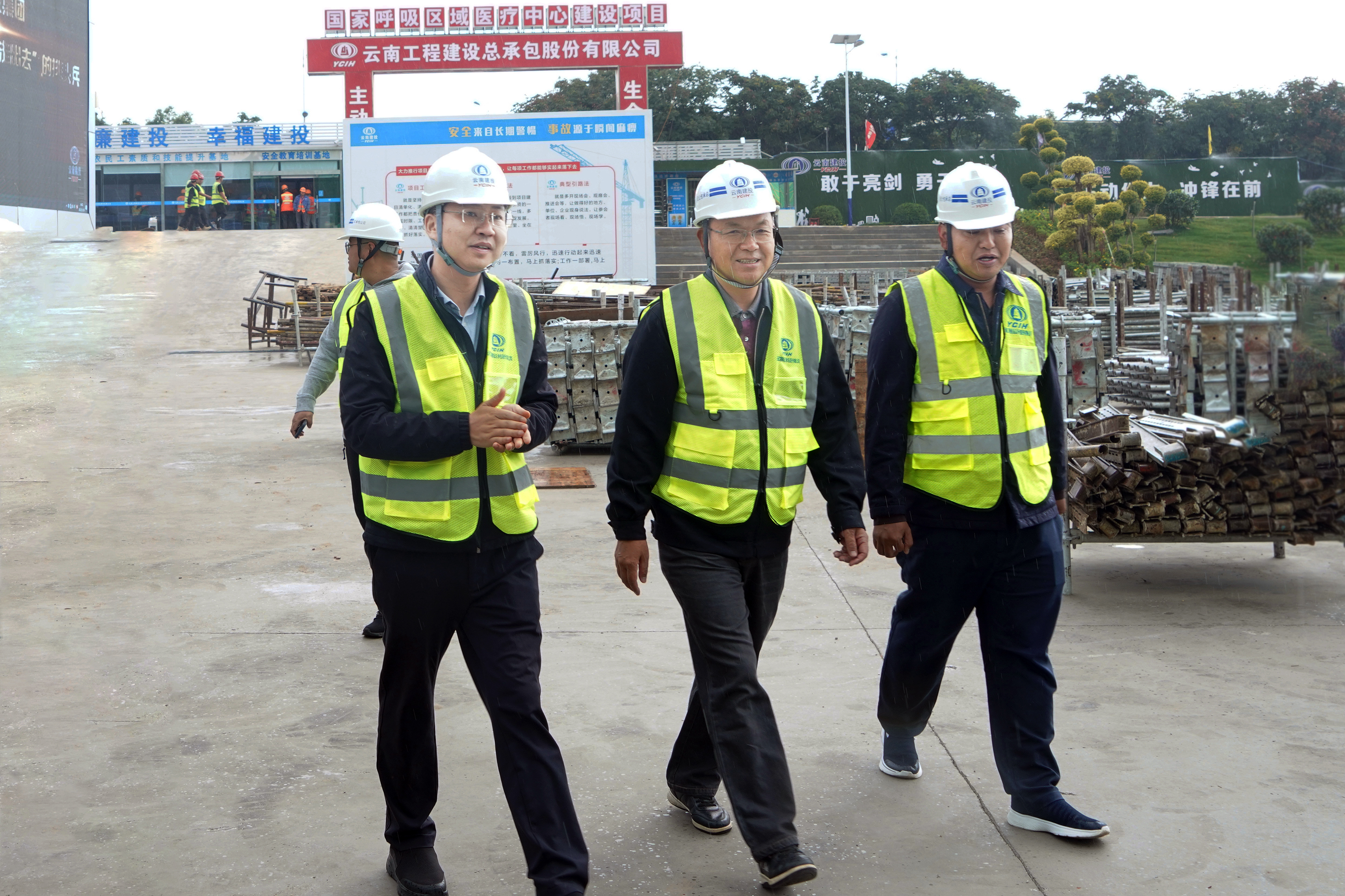 大興調(diào)查研究 | 楊國文調(diào)研昆華國際醫(yī)院建設(shè)項(xiàng)目