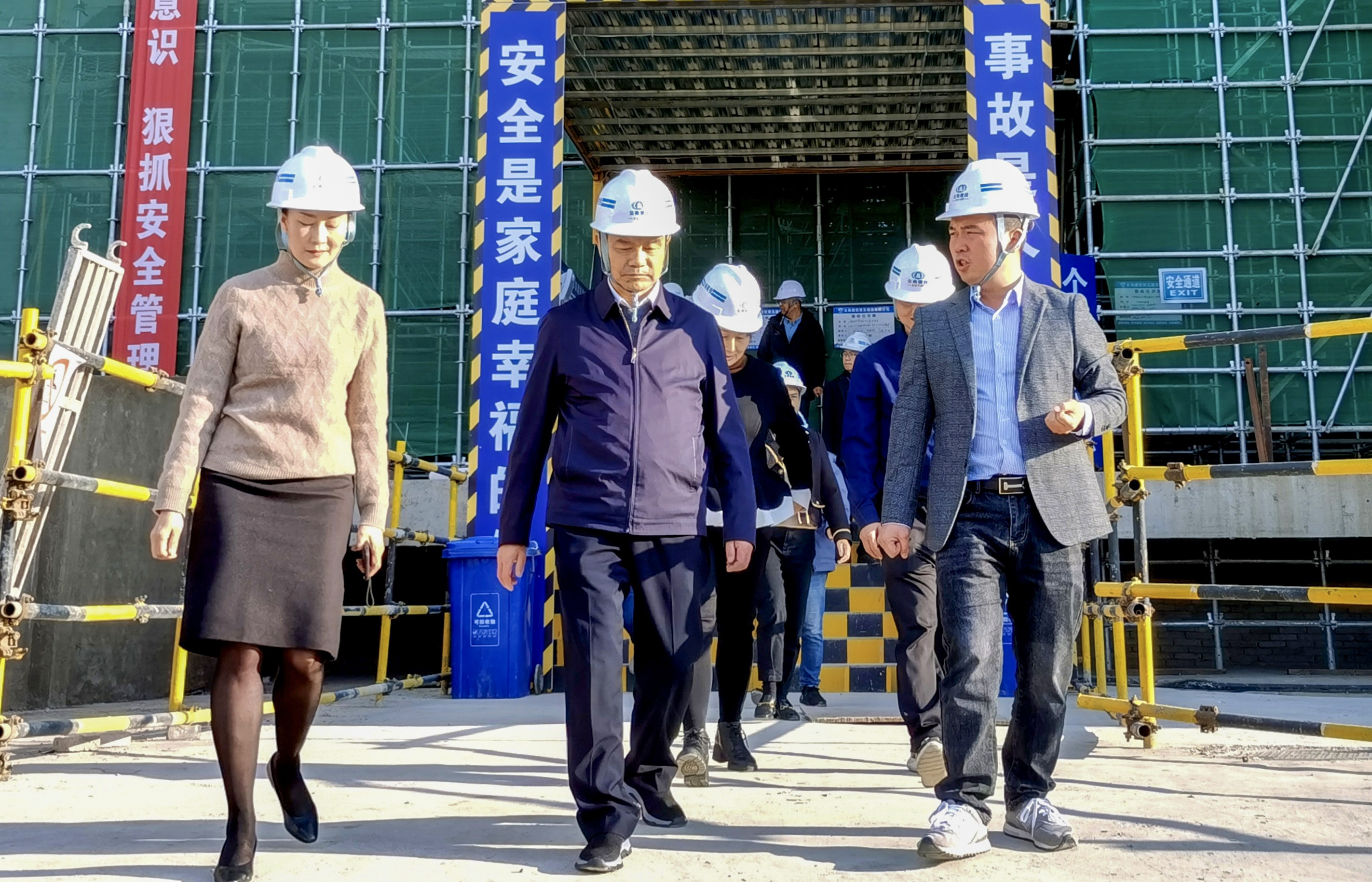 省紀委監委駐省總工會紀檢組組長、省總工會黨組成員王福其一行到云南省婦女兒童發展中心建設項目調研