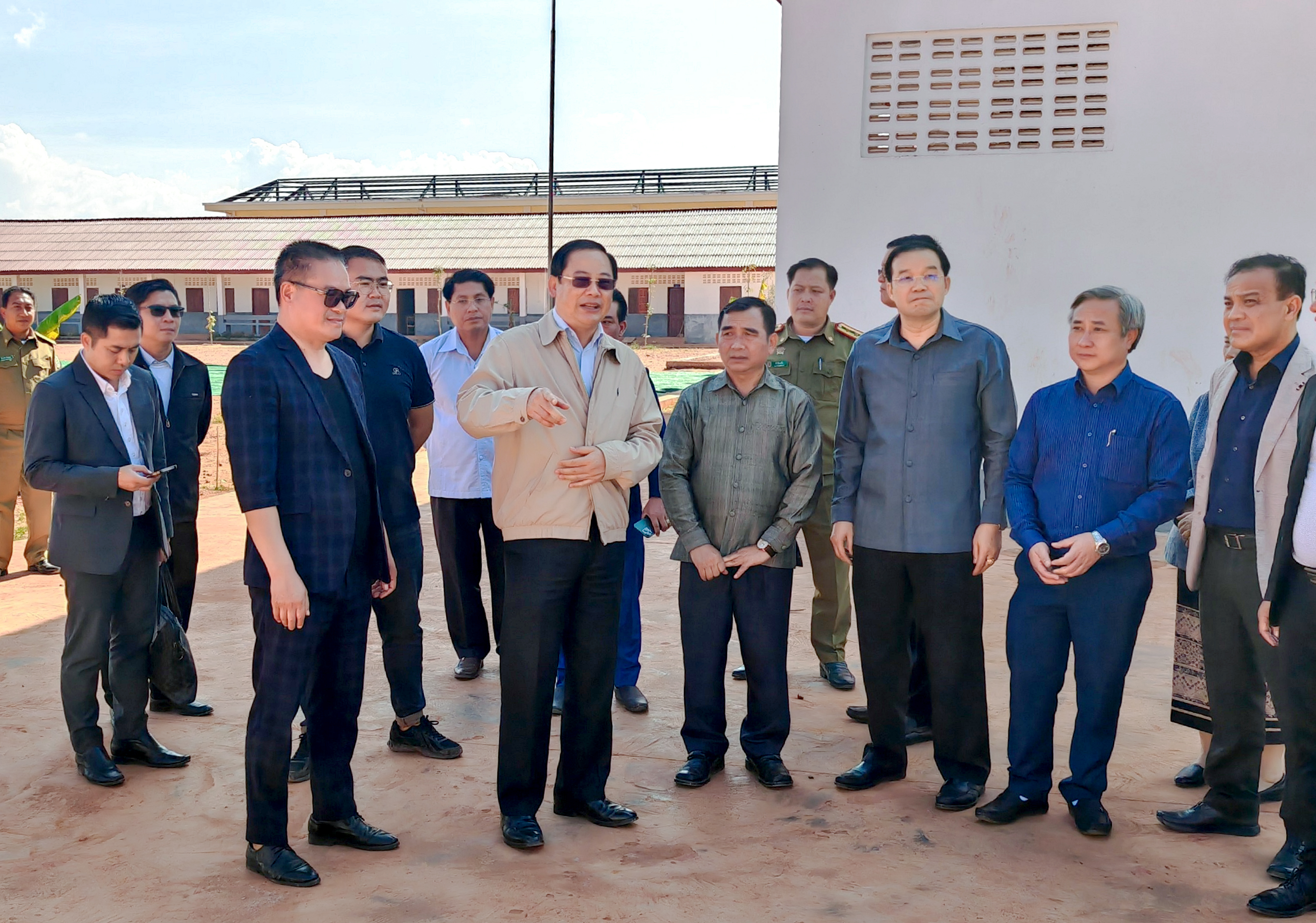 老撾總理宋賽·西潘敦調研老撾豐沙里省替代發展示范項目