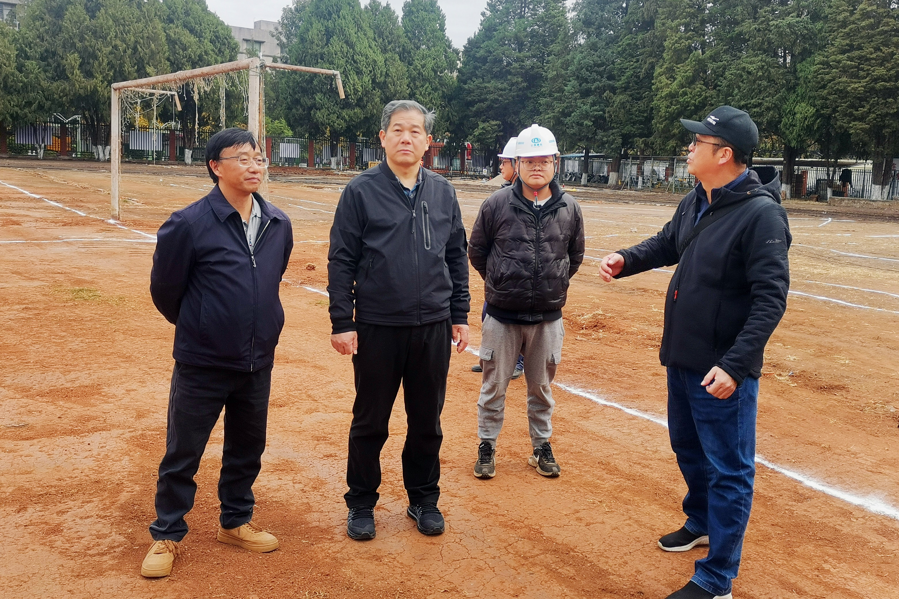 昆明理工大學(xué)黨委副書記、校長王華到昆明理工大學(xué)蓮華校區(qū)體育場修繕項目調(diào)研