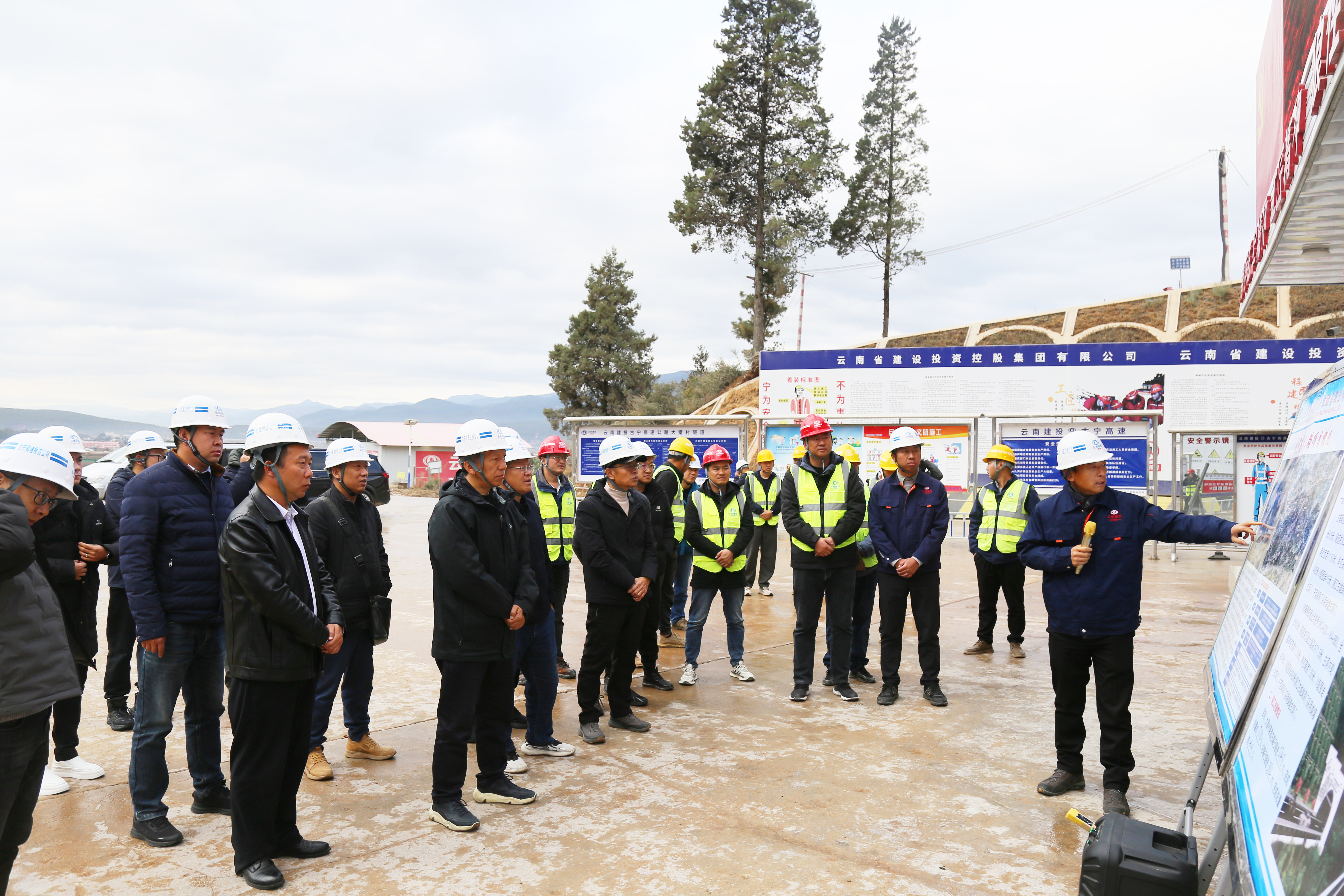 省交通運輸廳安全總監(jiān)、二級巡視員和昆到古寧高速項目開展2023年度安全生產(chǎn)目標(biāo)責(zé)任制實地考評