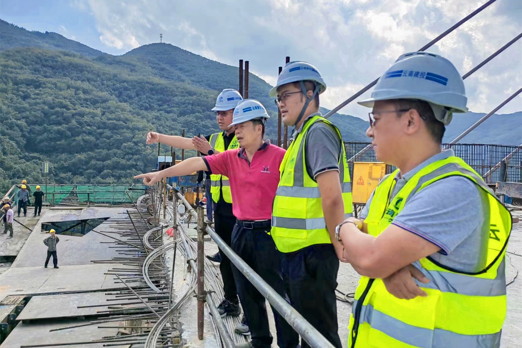 西雙版納州人大常委會副主任劉俊杰調研G214景洪南過境公路、神秘谷瀾滄江大橋項目