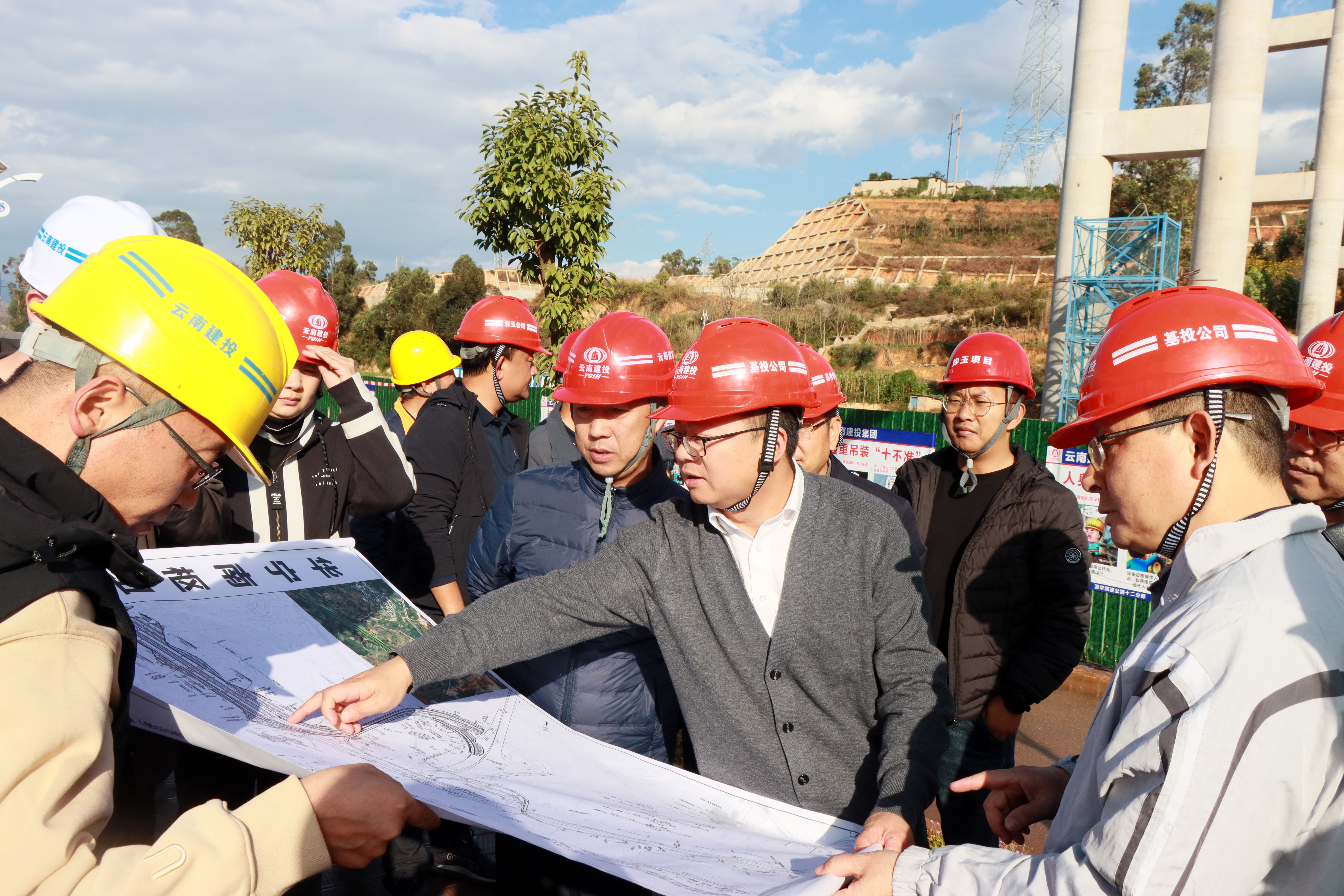 玉溪市副市長董金柱調研彌玉高速、澄華高速項目