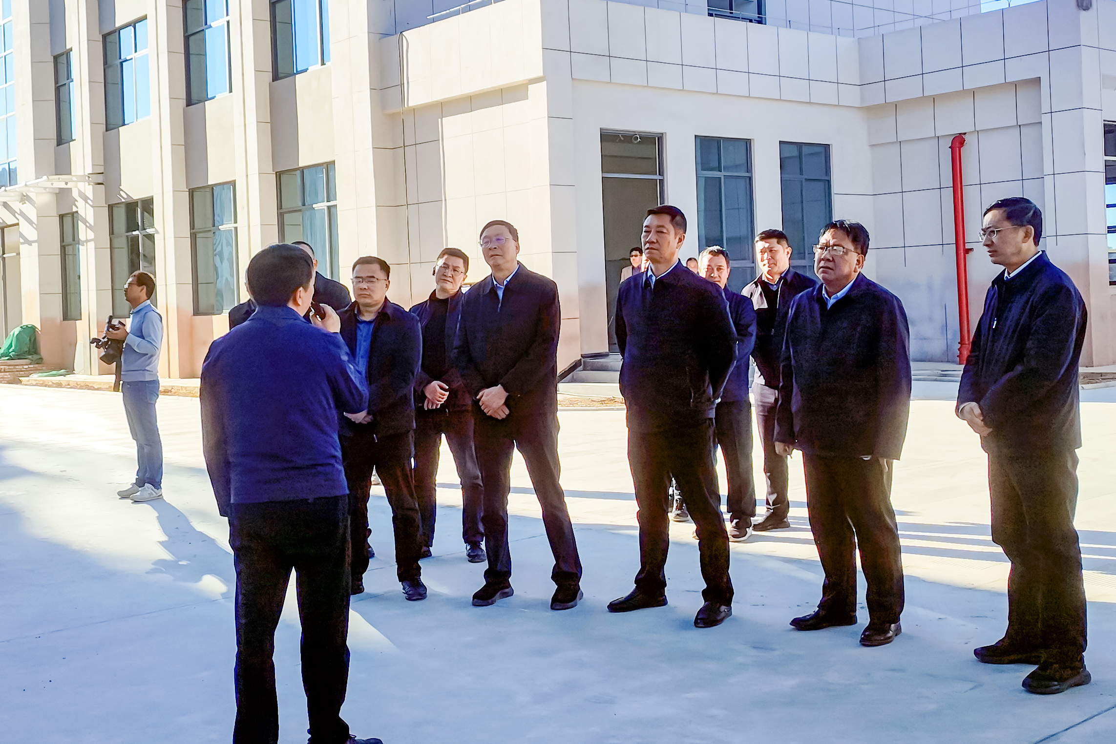 楚雄州人大常委會黨組書記、主任周興國一行調研南華縣食用菌加工廠項目