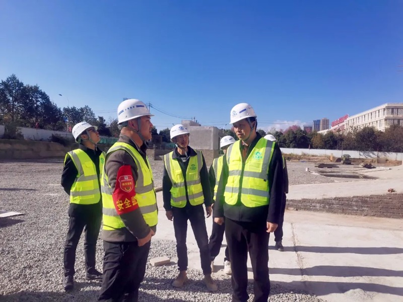 張鵬看望慰問元旦期間堅守崗位的干部職工