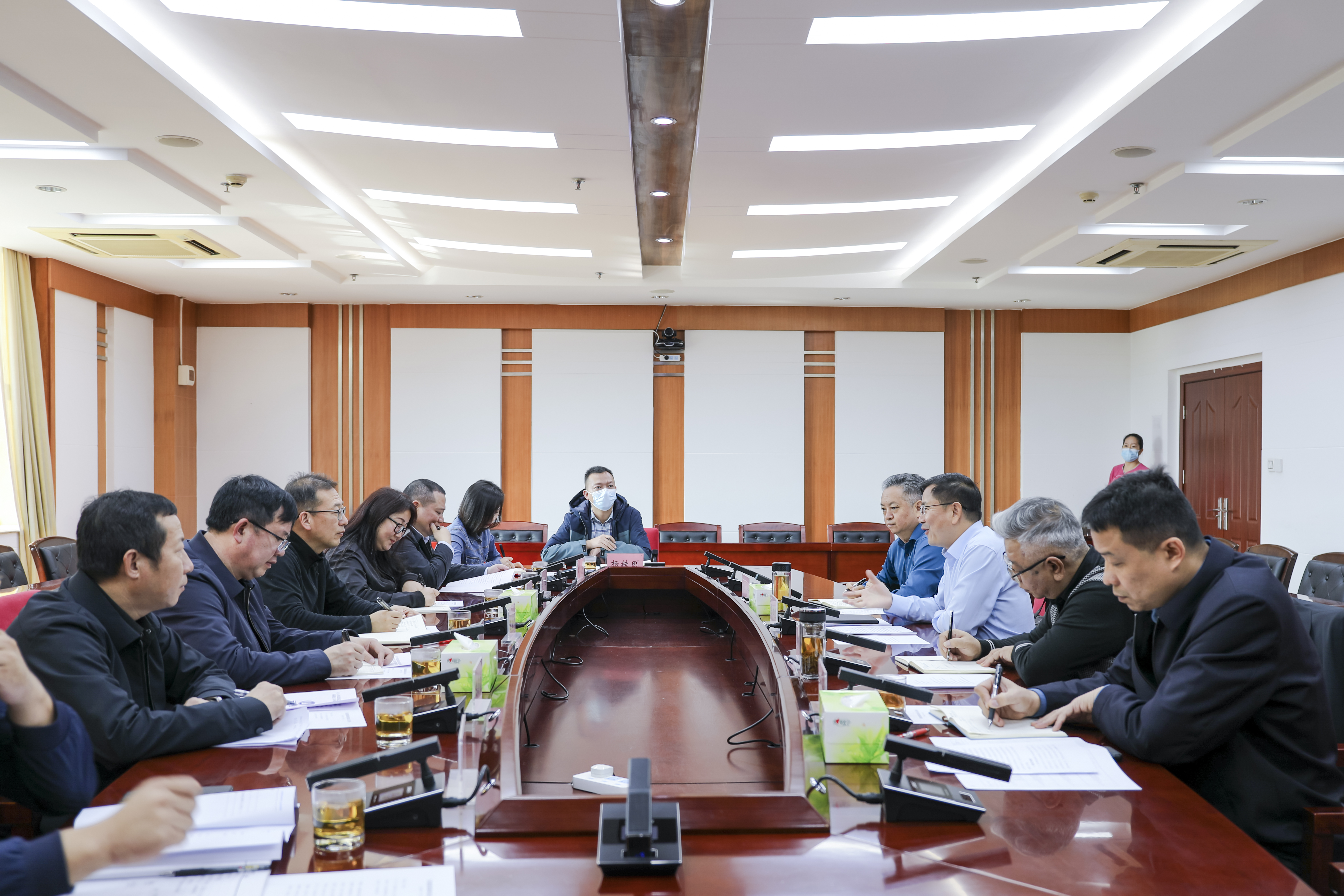 陳宙翔赴西雙版納州交流座談 調研神秘谷大橋項目并慰問一線干部職工