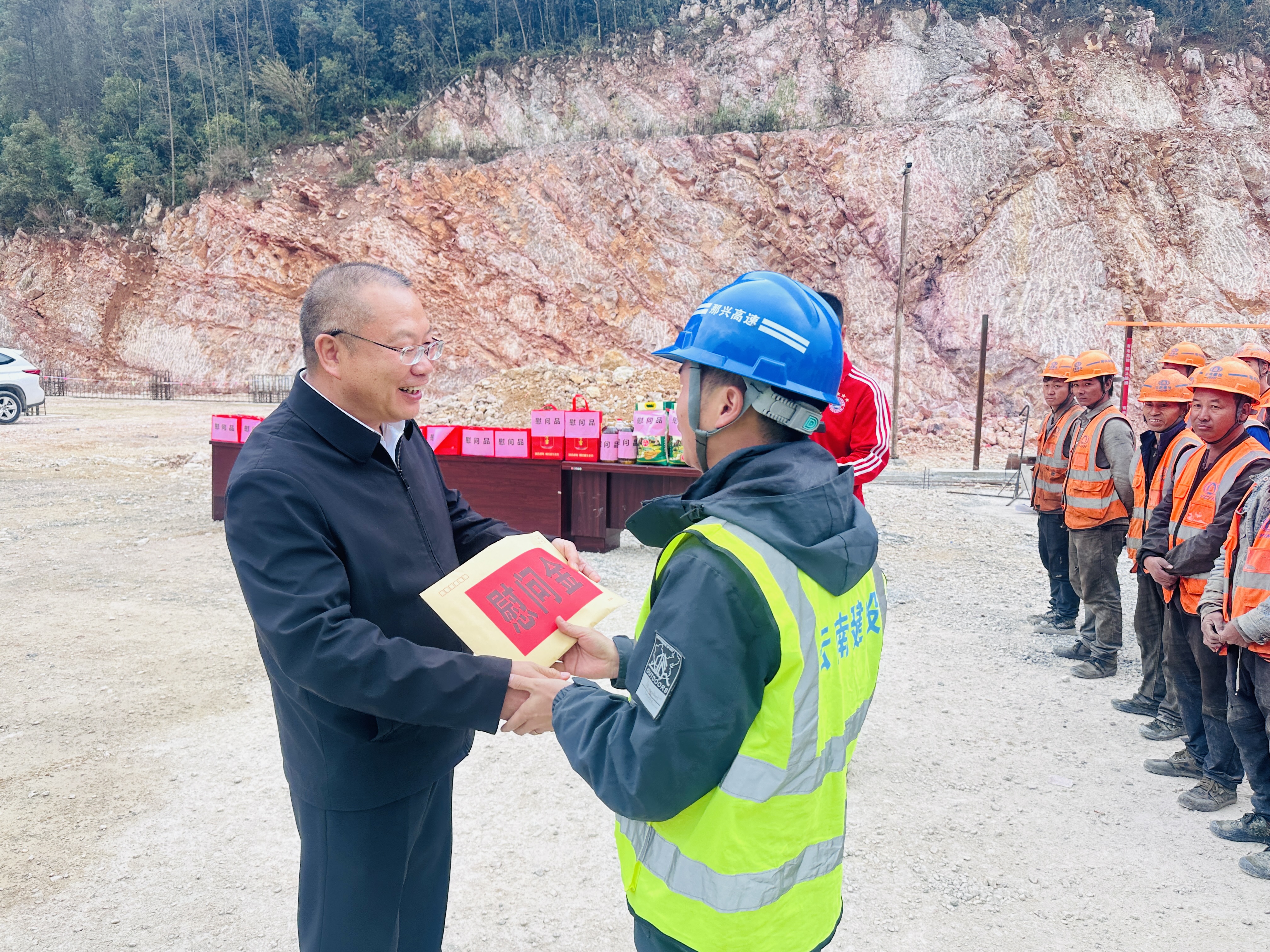 文山州副州長刀錦祥到那興高速看望慰問項目建設者