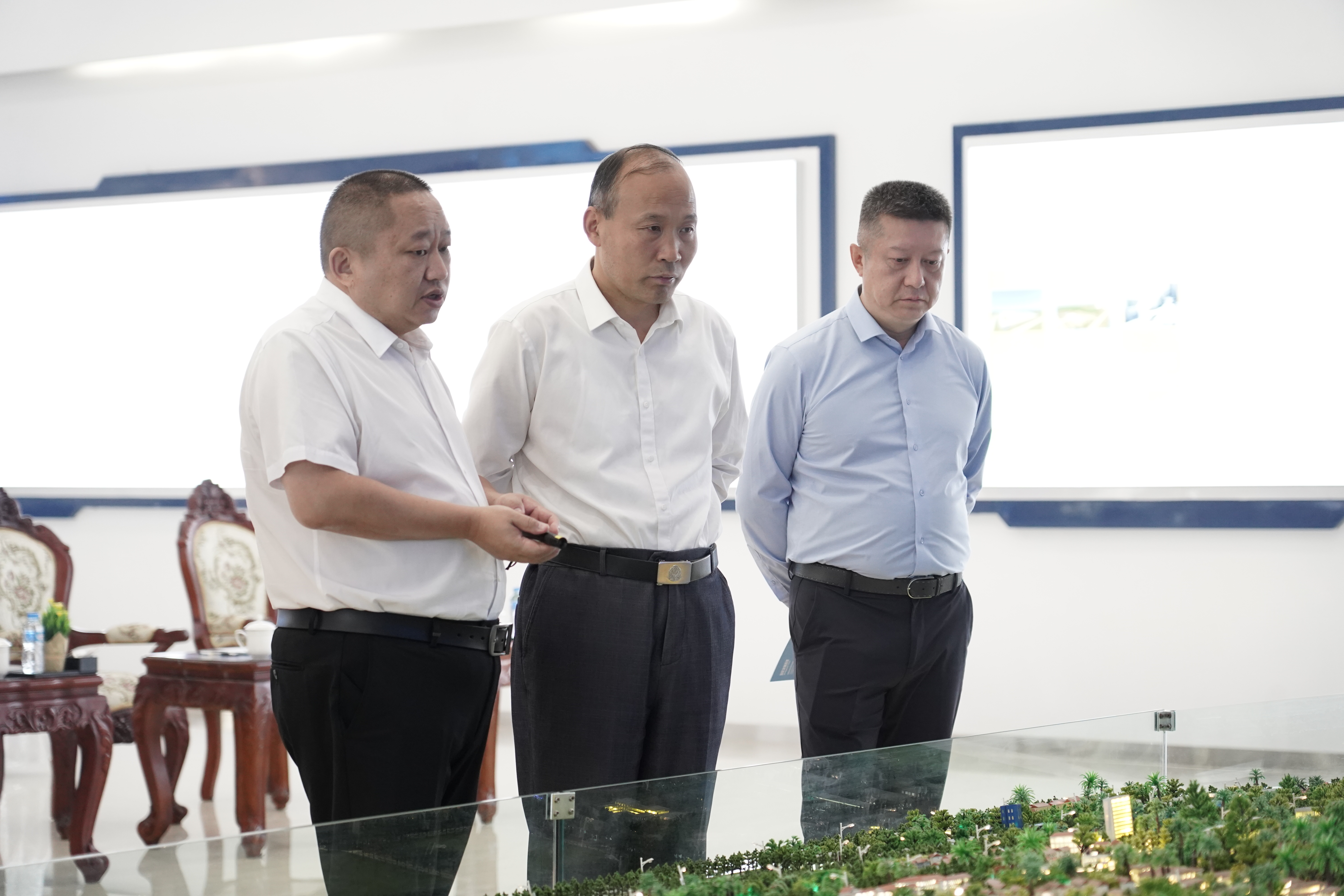 富滇銀行黨委委員、副行長馬亞西調(diào)研賽色塔綜合開發(fā)區(qū)