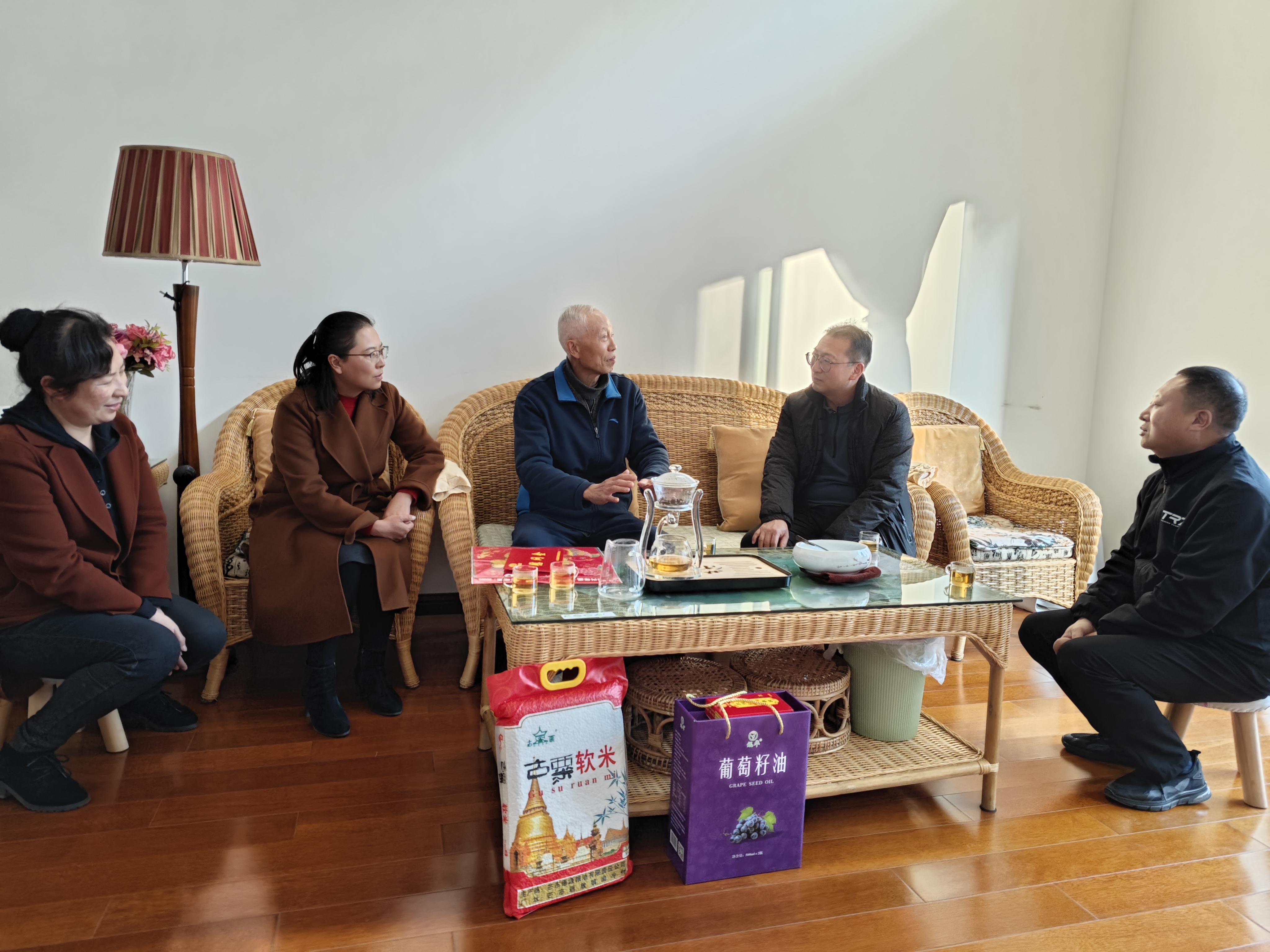 陳宙翔走訪慰問集團老領(lǐng)導(dǎo)和困難職工