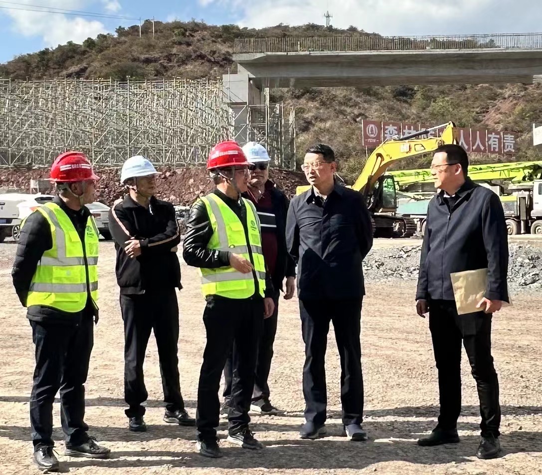 楚雄州常務副州長程鵬調研楚雄市東南繞城高速公路項目