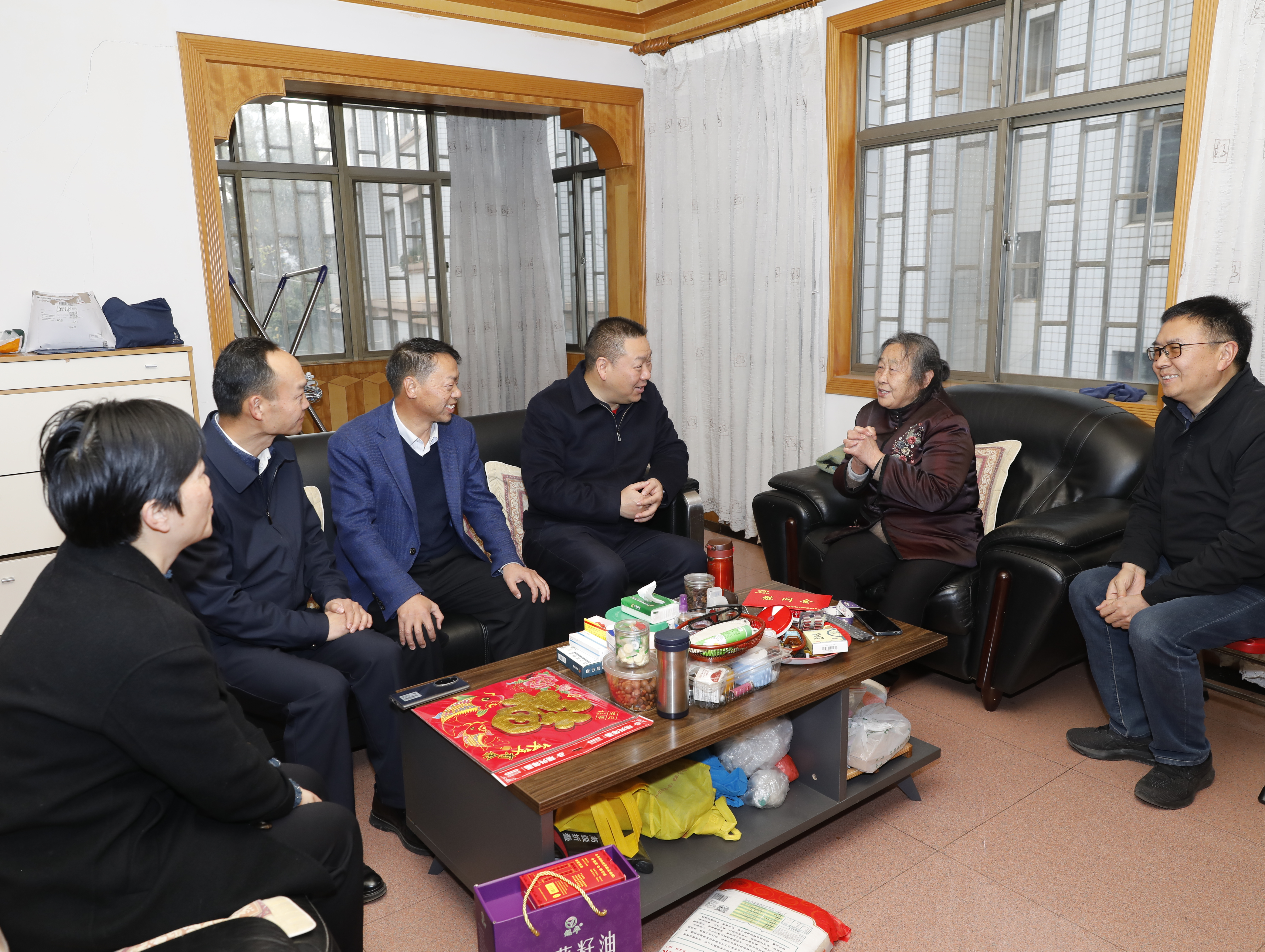 幸福路上不讓一人掉隊 陳祖軍看望慰問困難黨員和困難職工