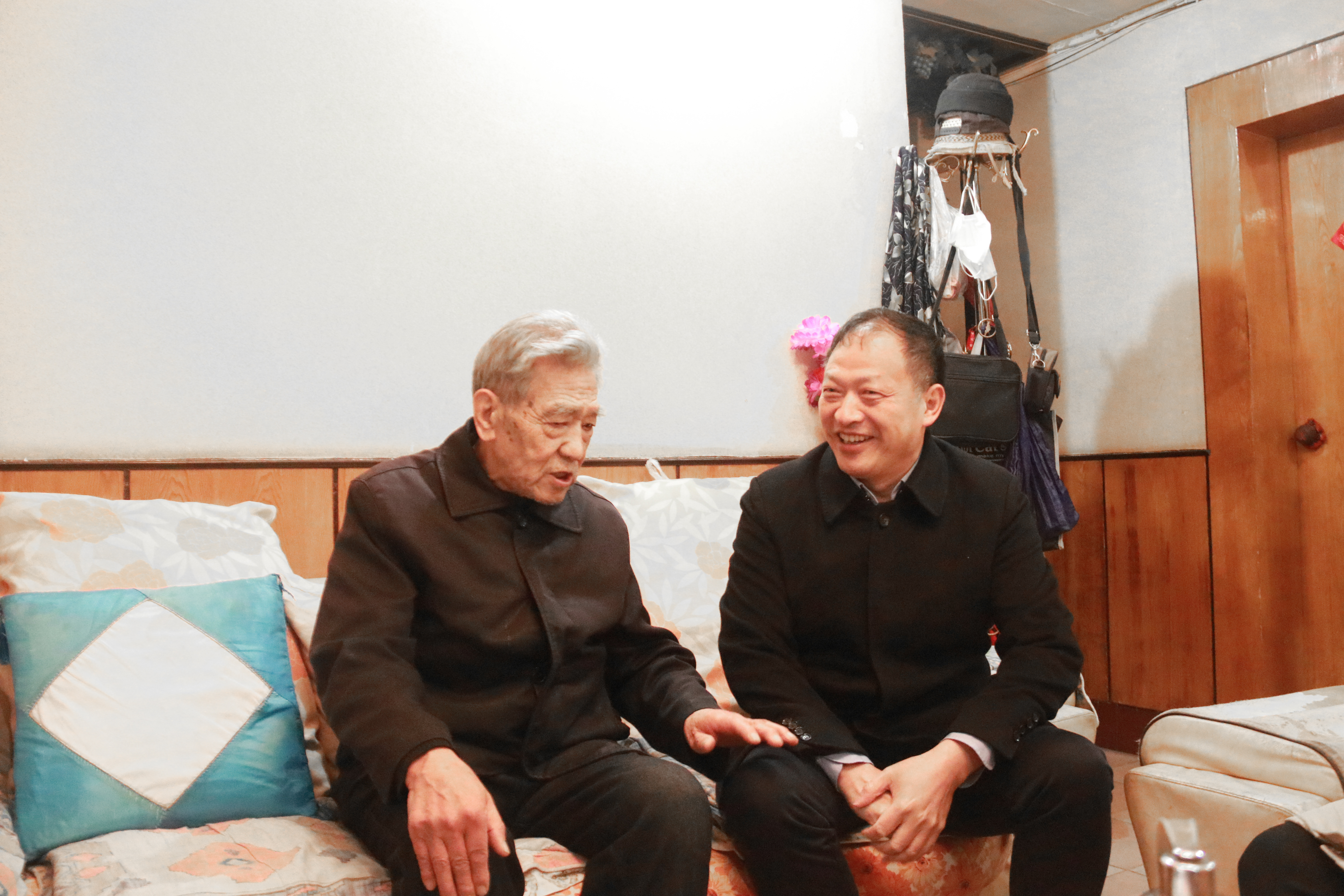 王永強走訪慰問集團老領導、困難黨員和困難職工