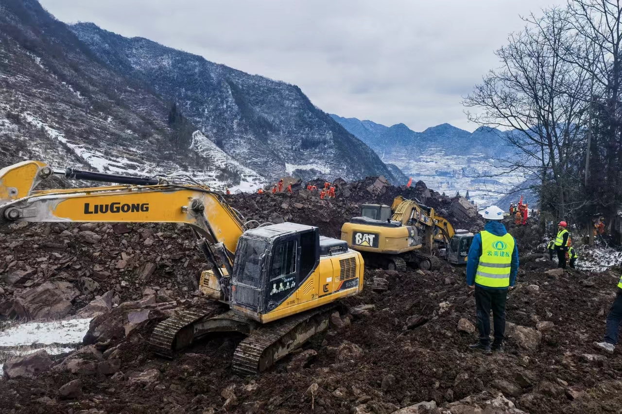 云南建投調配人員、機械全力開展昭通鎮雄山體滑坡災害救援