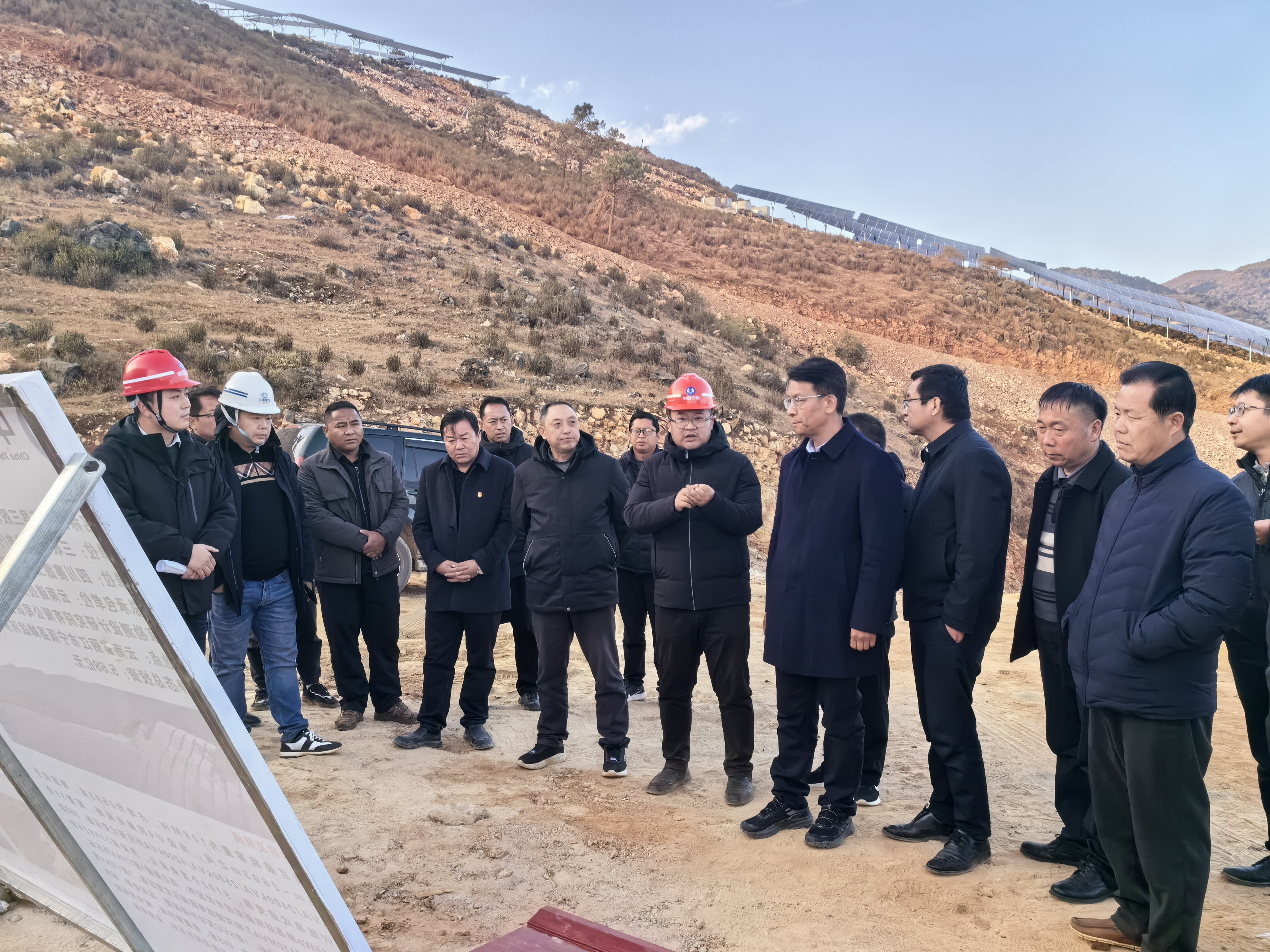 麗江市委常委、常務副市長徐賢調研寧蒗縣三股水光伏發電項目