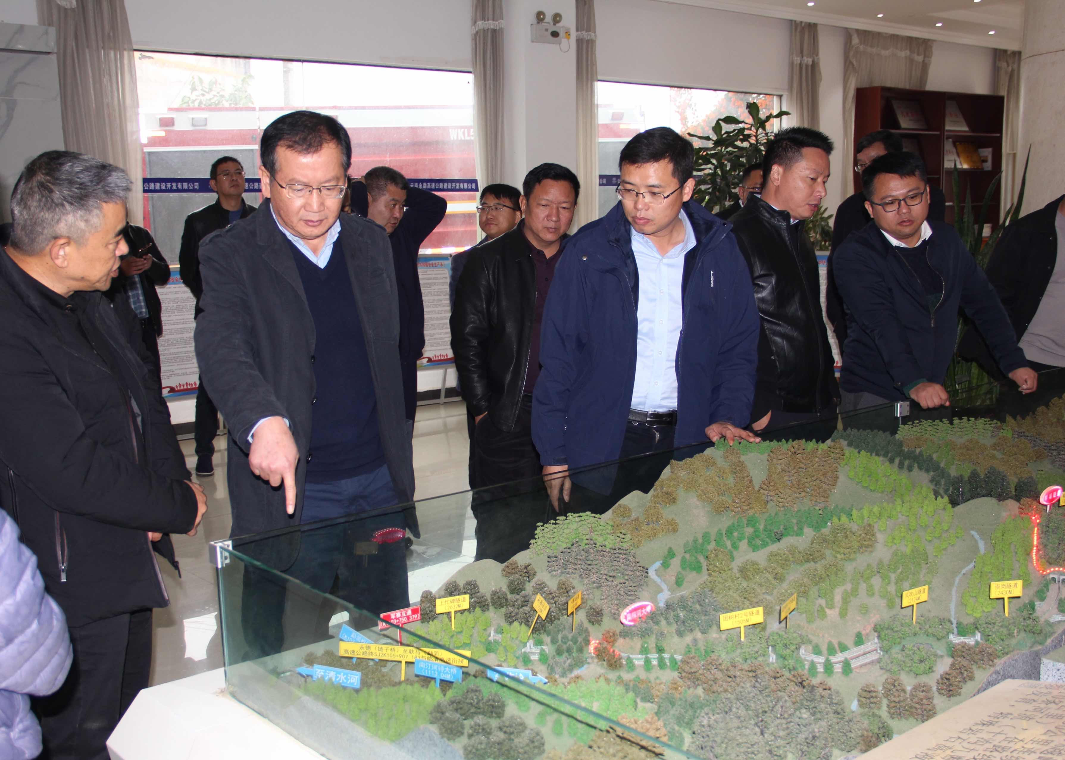 臨滄市副市長康飛調研永勐高速項目